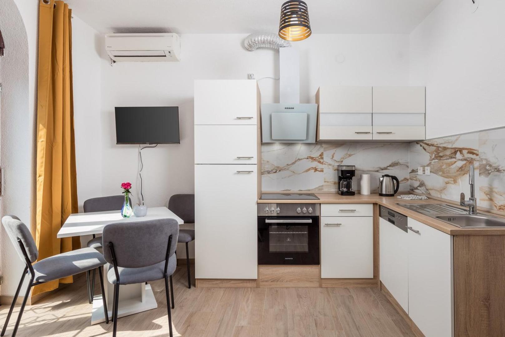 אומיסאליי Apartments Jadranka מראה חיצוני תמונה